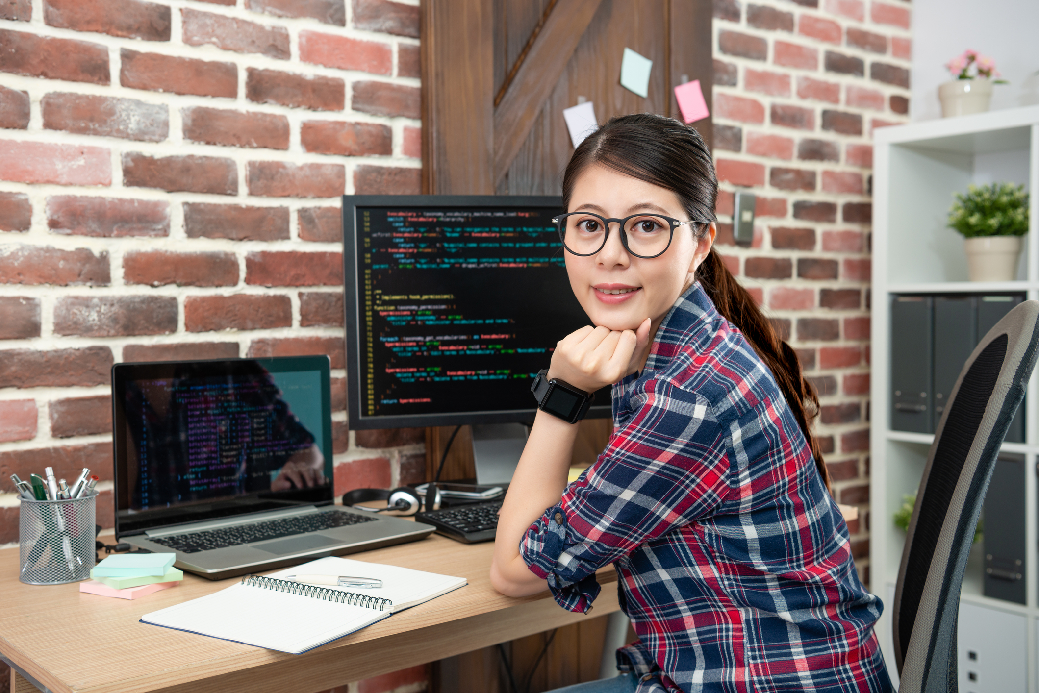 Code help. Кристен Мэй программистка. Женщина программист. Девушка айтишница. Самые красивые программисты девушки.