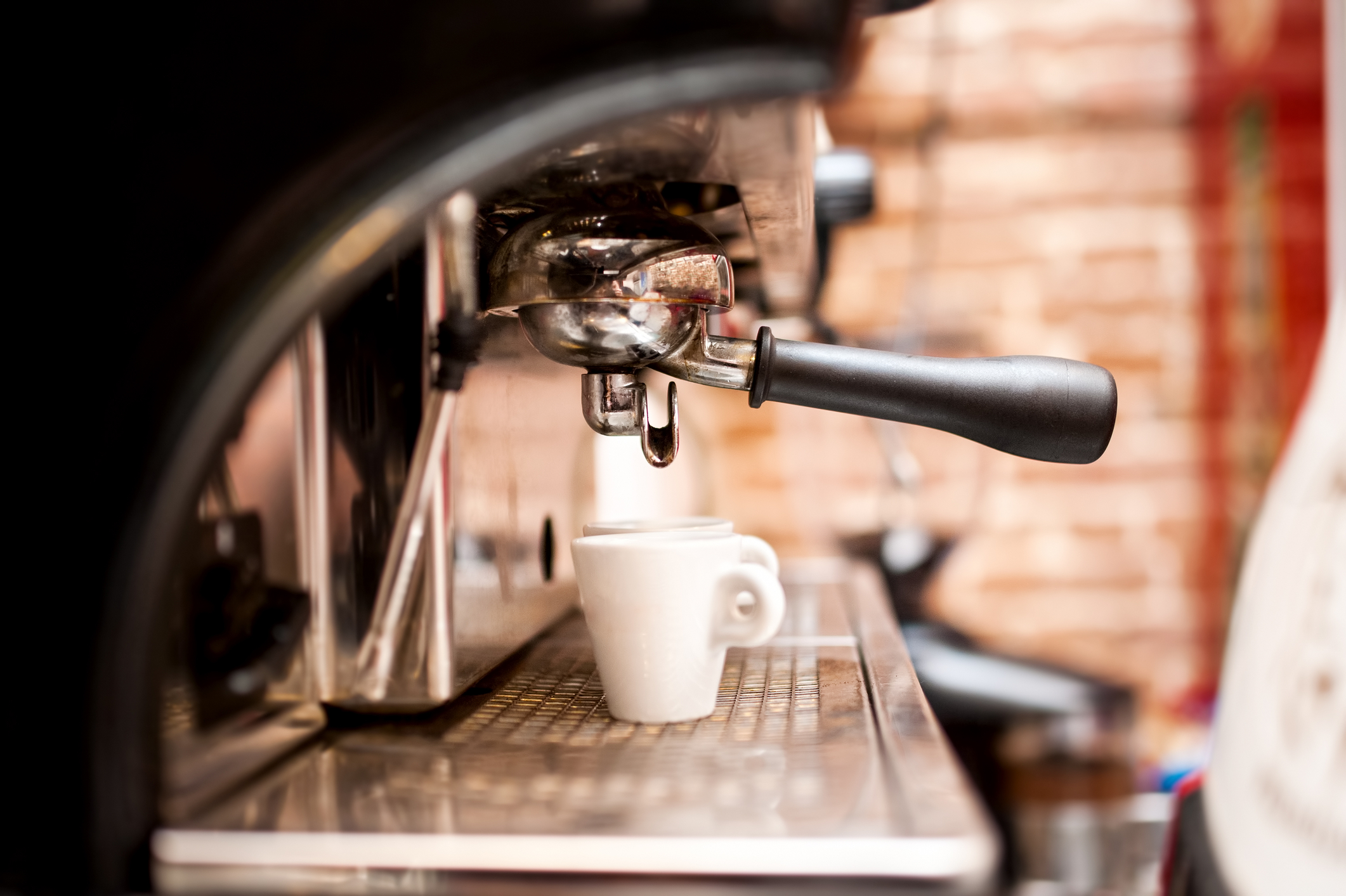 Кофеин кофемашины. Эспрессо бар кофе. Машины возле кофейни. Рычаги сверху эспрессо машины в кофейне. Coffee shop Coffee Machine.