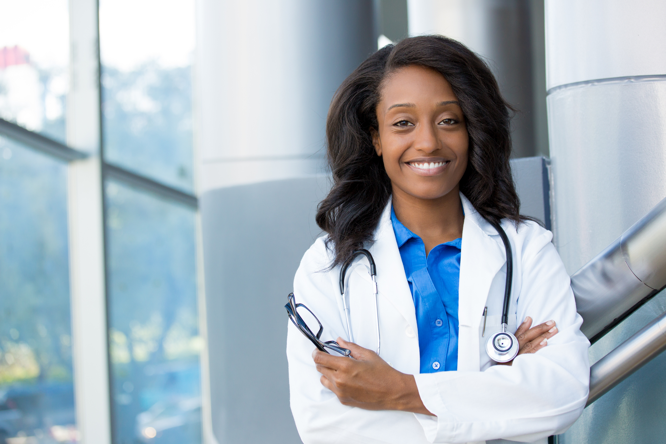 Doctor black. Врач афроамериканка. Темнокожие врачи женщины. Доктор афроамериканец. Врач Колумбия.